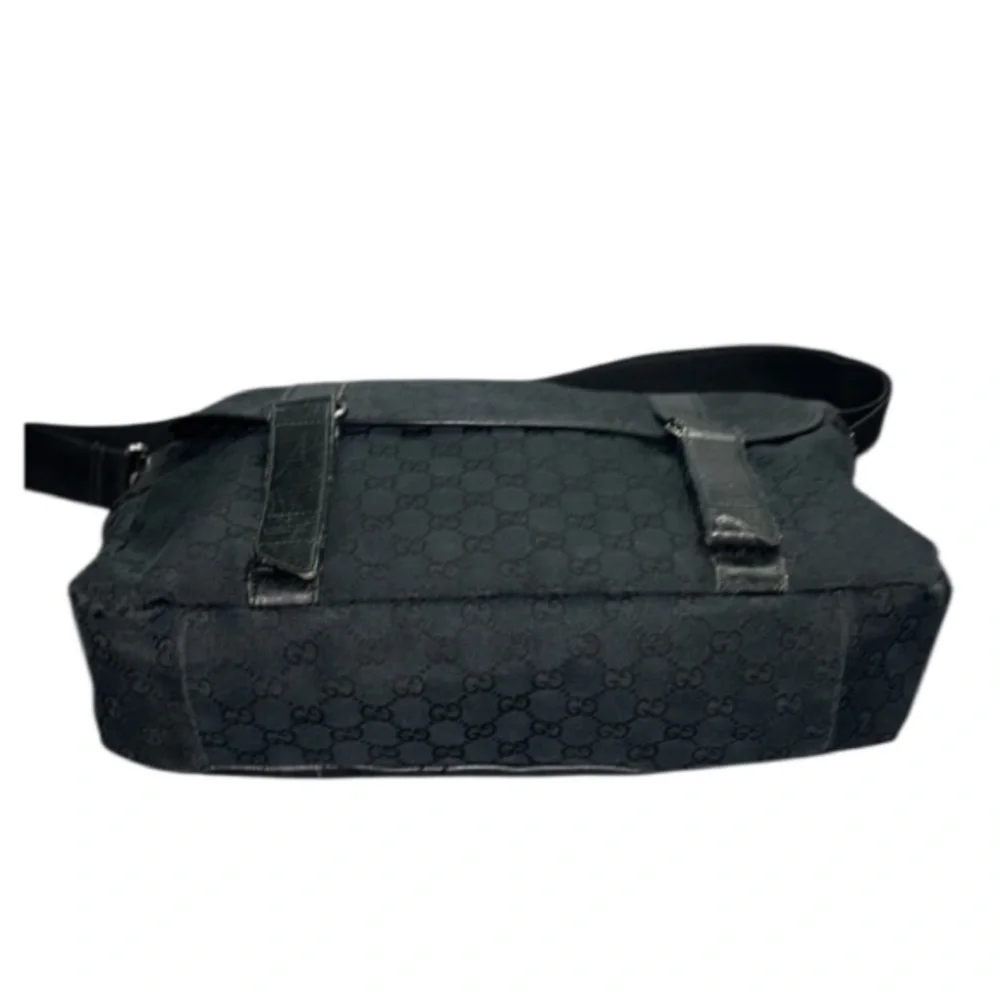 Authentic Gucci luxury designer GG signature canvas & leather messenger bag